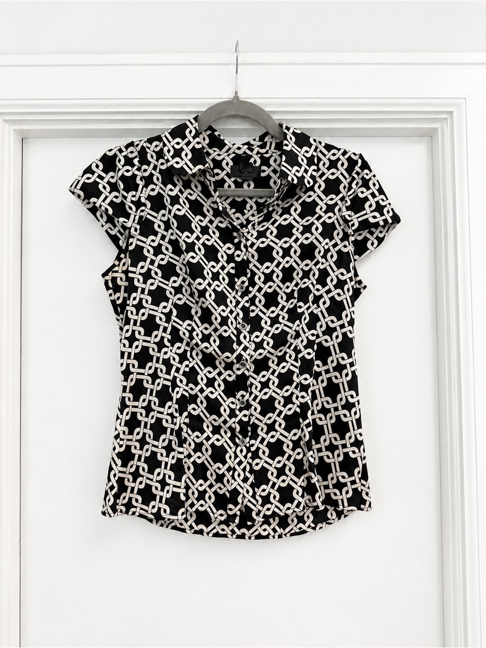 Banana Republic Black & White Chain-Print Short Sleeve Blouse, size S, 92% Silk